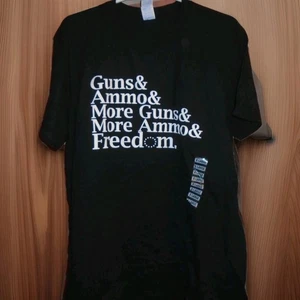 MAGLIETTA UOMO PISTOLE E MUNIZIONI MUNIZIONI E LIBERTÀ NUOVA CON ADESIVO TAGLIA ADULTO XL - Foto 1 di 2