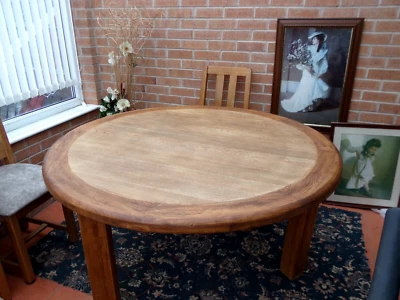 Round oak dining table - Image 1 of 2