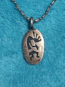 Ciondolo Kokopelli Hopi in argento sterling marcato 1" con collana 18" - Foto 1 di 10