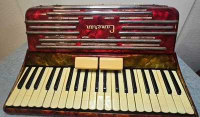Acordeón de piano vintage Camerano 500/196 hecho en Italia rojo con estuche Foto 1 de 4