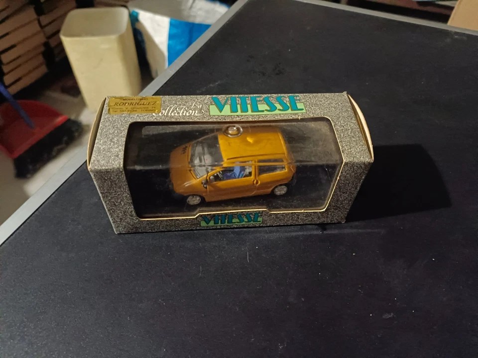 RENAULT TWINGO VITESSE COLLECTION JAUNE INDIEN SCALA 1:43 - Immagine 1 di 4