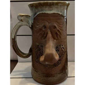 Taza de cerámica alta esmalte por goteo firmada por Steve Ashley bigote nariz grande cara fea - Imagen 1 de 9