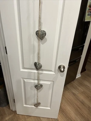 金属心形壁挂银色填充心形装饰品带玻璃珠绳子-56” — 第 1/4 张图片