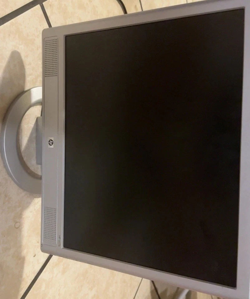 HP VS15 15" LCD VGA Monitor With Built In Speakers Gaming Retro Monitor No Cable - Image 1 of 3