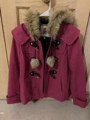 JUICY COUTURE ROSA LANA TOGGLE IMITACIÓN PIEL POM POM CAPUCHA ABRIGO CHAQUETA TALLA M NUEVO SIN ETIQUETAS Foto 1 de 4