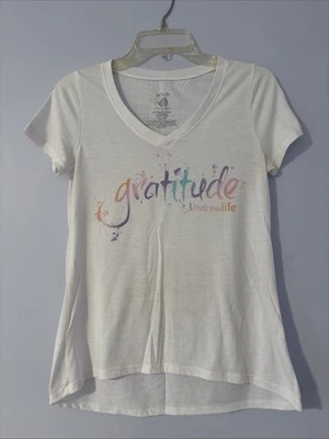 Camiseta Love this Life Gratitude Cuello en V Blanca Alta Baja Junior’s Talla Pequeña Foto 1 de 4