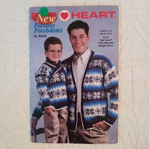 1998 Vtg Red Heart Family Fashions Pattern Book 1426 Knitting & Crochet - Picture 1 of 24