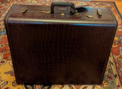 Samsonite Shwayder Luggage Vtg Alligator Case 4151 w/Hangers & Key 21 x 18 x 9" - Image 1 of 4