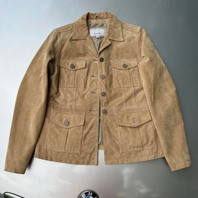 Chaqueta de gamuza tostada Wilson's Leather Máxima con un ambiente occidental Foto 1 de 4