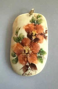 Antiguo colgante fosilizado de rosa silvestre de Alaska pintado a mano firmado por el artista - Imagen 1 de 4