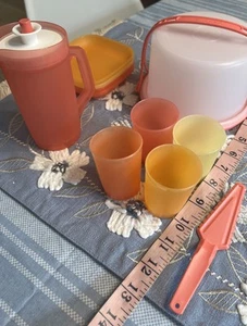 Vintage Tupperware Mini Party Set Porta Torte Giocattoli Bambini Gioco Set RARO Piatti - Foto 1 di 9