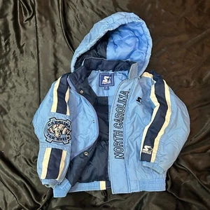 Vintage UNC Tar Heels Kinder Starter Puffer Jacke mit Kapuze M - Bild 1 von 3