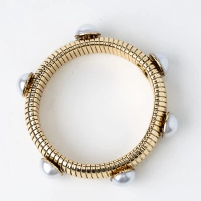 jBloom 设计时尚珠宝 Teagan 金色珍珠装饰袖口线圈手链 — 第 1/4 张图片