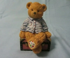 BRONSON COLLECTIBLES 1995 OLDE TYME TEDDIES JUNGE SITZEND AUF KOFFER FIGUR - Bild 1 von 4