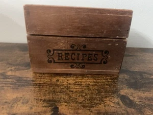 Scatola porta ricette vintage in legno con divisori, porta ricette casale con cerniera - Foto 1 di 6