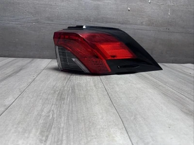Luz trasera derecha del pasajero Toyota RAV4 2019-2024 TL61 Foto 1 de 4