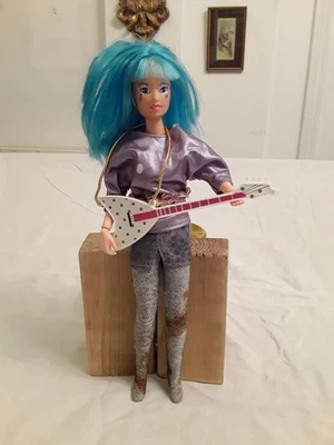 MUÑECA AJA GUITARRISTA HASBRO JEM AND THE HOLOGRAMS 1985 DE COLECCIÓN Foto 1 de 4
