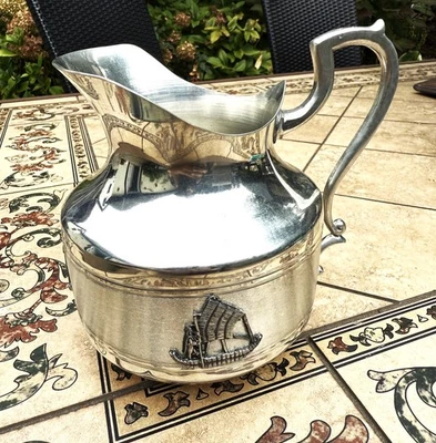 Jarra de agua plateada estilo georgiano de colección principios del siglo XX, relieve lateral, firmada Foto 1 de 4