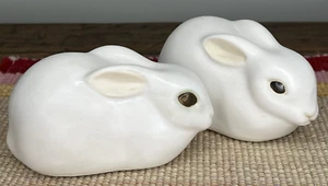 Par de figuras de conejito blanco de Andersen Design Studios Pottery Boothbay Maine - Imagen 1 de 7