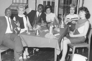 Jukebox & Pinball Fiesta Año Nuevo Vintage 8x10 Reimpresión De Foto Antigua - Imagen 1 de 1