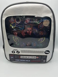 *Nuevo* Mochila plateada Bioworld Stranger Things con pasador Hawkins AV Club - Imagen 1 de 11
