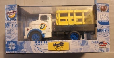 Camión M2 Machines 57 1957 Dodge 700 COE plataforma de estacas Moon Pie MoonPie MN01 13-06 Foto 1 de 4