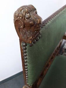  Fauteuil  décoré d'une tête de bélier .