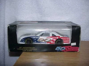 REVELL 50 AÑOS MONOGRAMA BANDERA BLANCO ROJO AZUL 1945-1995 COCHE EN CAJA - Imagen 1 de 3