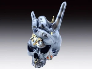 Calavera del Diablo con Signo de los Cuernos Estatuilla Estatua Esqueleto Halloween - Imagen 1 de 4