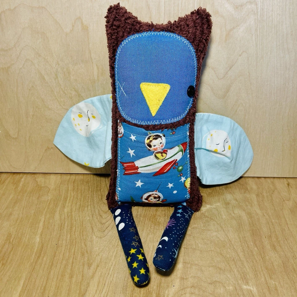Muñeca Hoho A Little Bit Funky Costuras Hecha a Mano Búho y Espacio Marrón Azul Bolsillo Frontal Foto 1 de 4
