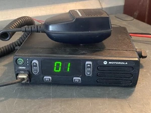 Motorola MOTOTRBO CM200d AAM01JQC9JC1AN ANALOGICO 45W VHF 136-174MHz con microfono - Foto 1 di 3