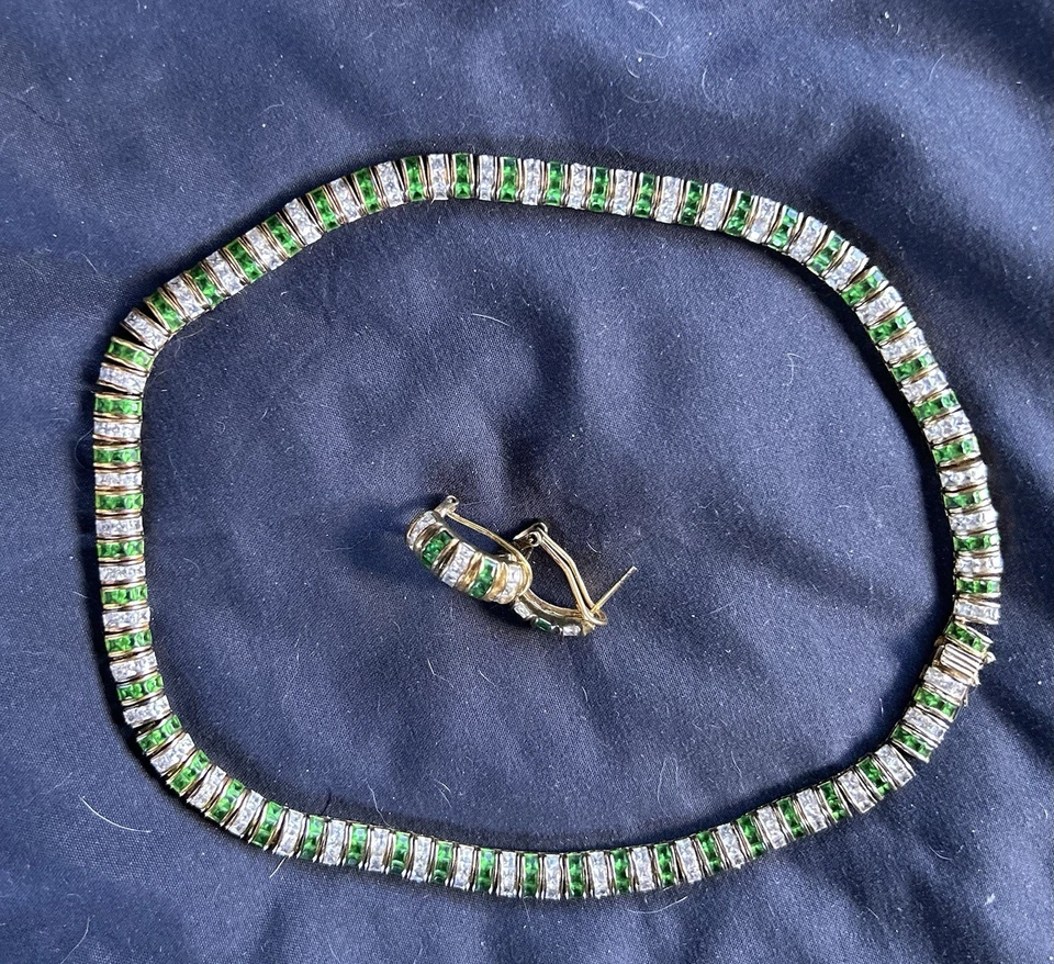 Collar de diamantes y esmeraldas de imitación con pendientes a juego Foto 1 de 4