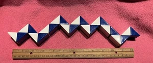 Vintage 1980er Rubik's Würfel Schlangenkette BLAU und WEISS Twist Puzzle Spielzeug EUC - Bild 1 von 4