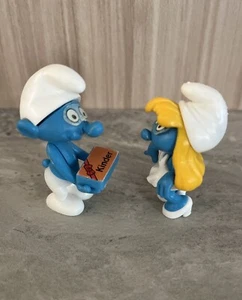 KINDER COMPONIBILE PUFFI CALCIATORI 1989 PUFFO GOLOSONE E PUFFETTA - Foto 1 di 3