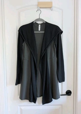 Cárdigan plumero Indigenous Designs talla S gris tachonado telar a mano con capucha Perú Foto 1 de 4