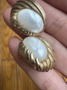 Crown Trifari Fantasia Baroque MOTHER Pearl gold tone Clip on earrings vintage - Picture 1 of 13