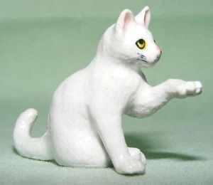Figura de animal de porcelana en miniatura Klima gato blanco paw up M115 - Imagen 1 de 1