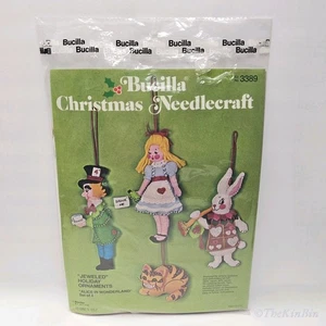 Vintage Bucilla Alice im Wunderland mit Schmucksteinen besetztes Weihnachtsschmuck-Set VERSIEGELT 3389 NOS - Bild 1 von 13