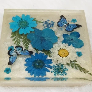 Lucite Trivet Daisy Butterflies Dried Blue Flowers 4” Square MCM VTG Free Ship - Picture 1 of 4