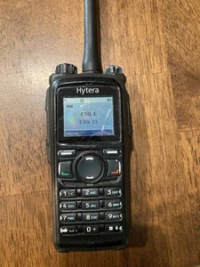 Radio et chargeur Hytera PD782 DMR fonctionnel -ABÎMÉ !- - Photo 1/8