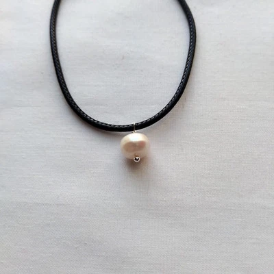 Collar Colgante Perla Tono Plata Dijes Cordón Negro Hecho a Mano Boho Chic Simple Foto 1 de 4