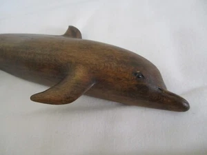 Schöner handgeschnitzter Delfin aus Holz.  7 1/2" lange natürliche Oberfläche hergestellt 1999 - Bild 1 von 6