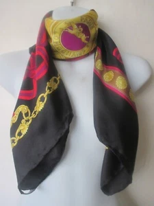 LONGCHAMP Paris schwarz rot gold lila Seidentuch mit Reitsport Motiv Print - Bild 1 von 5
