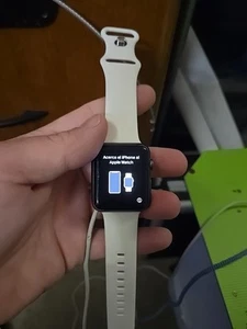 Apple Watch Series 1 42 mm boîtier en aluminium bracelet sport blanc - (MNNL2LL/A) - Photo 1 sur 4