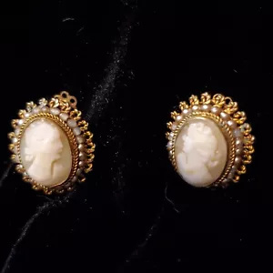 Vintage Screw Back Cameo Earrings Faux Seed Pearl & Gold - Picture 1 of 6
