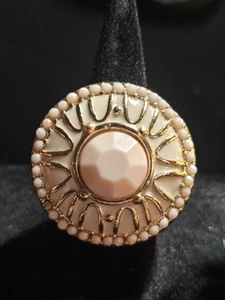 Anillo de cóctel vintage tono dorado detalles rosas talla 7 joyería patrimonial - Imagen 1 de 5