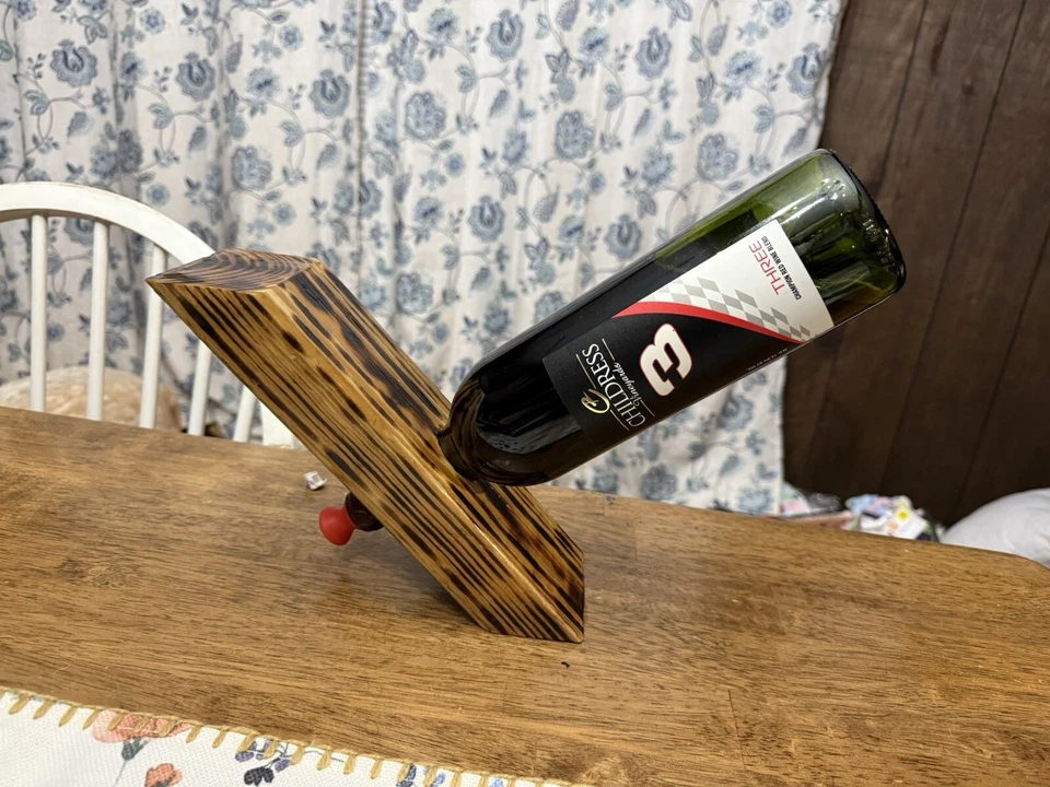 Soporte para botella de vino equilibrado Foto 1 de 3