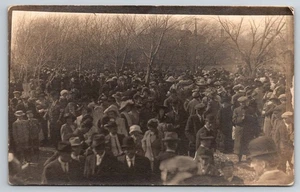 Tarjeta postal RPPC Reunión de personas con edificios en fondo años 1910 - Imagen 1 de 5