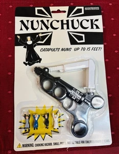 Juego de catapulta nunchuck de colección mordaza regalo 4 monjas, rango de 15 pies por Accoutrements - Imagen 1 de 3