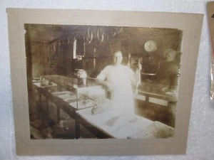 Foto antigua tienda interior carnicería corte de carne - Imagen 1 de 3